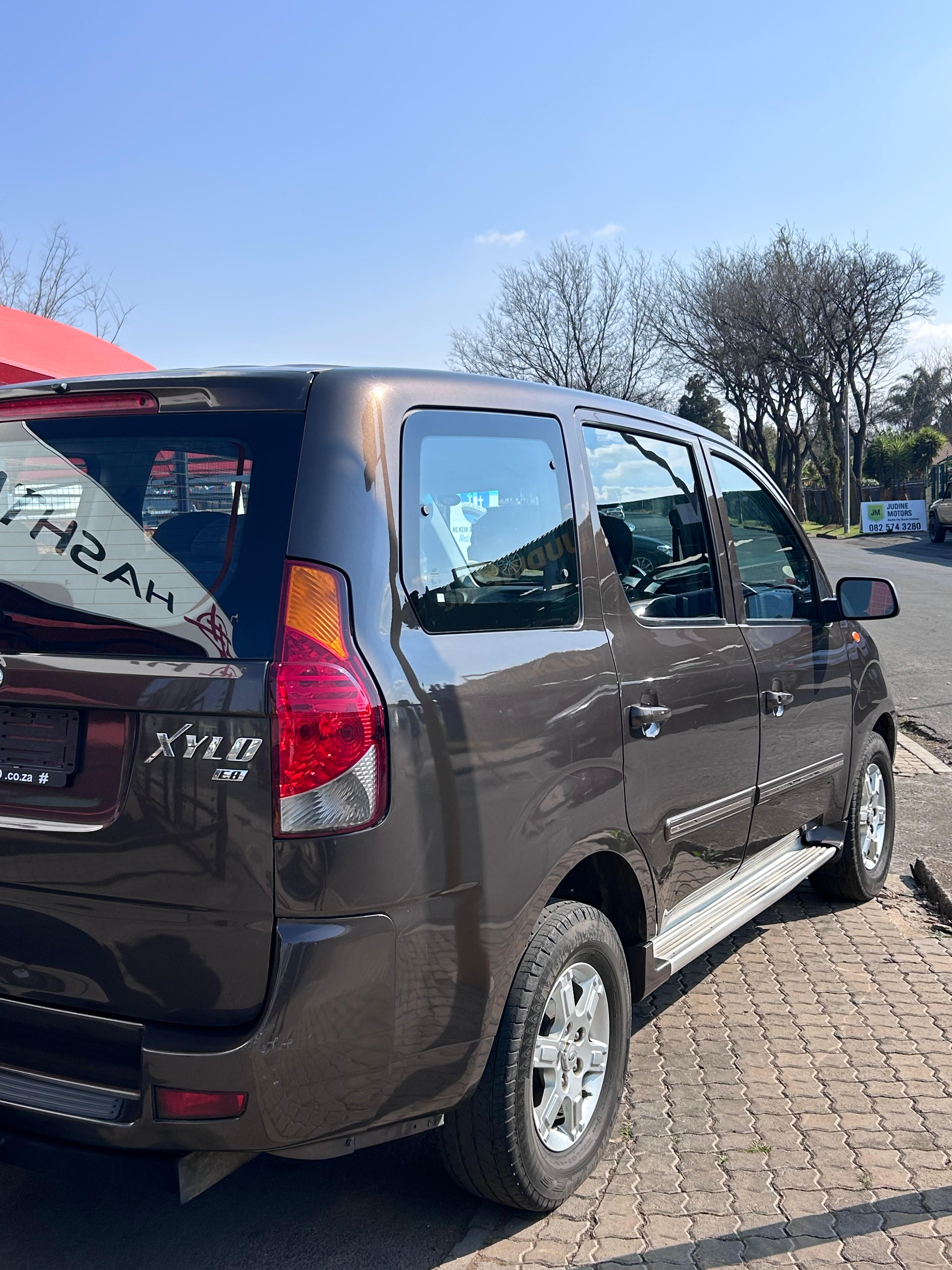 2011 Mahindra Xylo 2.5 CDRE- 8 Seater  thumbnail